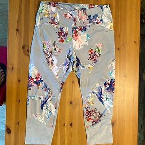 Pretty Grey Floral Workout Capris with Pockets XL